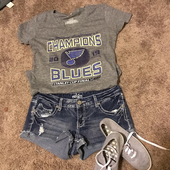 𝑓𝑎𝑛𝑎𝑡𝑖𝑐𝑠 Tops - 𝐴𝑢𝑡ℎ𝑒𝑛𝑡𝑖𝑐 𝑏𝑙𝑢𝑒𝑠 𝑡-𝑠ℎ𝑖𝑟𝑡